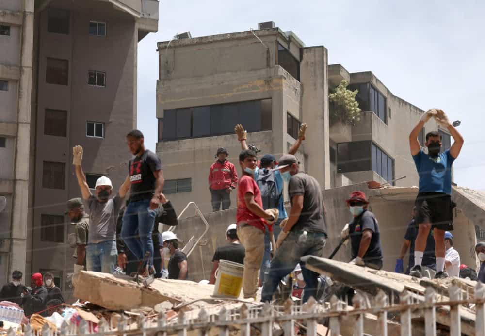 Personas buscan víctimas entre los escombros de un edificio derrumbado en Caracas, Venezuela, el 25 de junio de 2026, tras los sismos de magnitud 7,2 y 7,5 que sacudieron el país el 24 de junio. El número de muertos ascendió a al menos 1.450 y hubo miles de heridos, según informaron funcionarios del gobierno venezolano el 28 de junio. Equipos de rescate de todo el mundo han llegado al país para colaborar en las labores de rescate. (OSV News/Leonardo Fernández Viloria, Reuters)