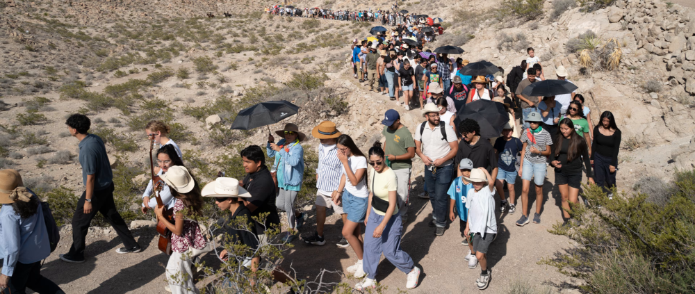 El 28 de junio de 2026, los peregrinos suben a la cima del monte Cristo Rey para asistir a una misa en la diócesis de Las Cruces, Nuevo México. La montaña se ha convertido en el escenario de una disputa entre la diócesis y el Gobierno federal por la expropiación de terrenos para la construcción de un muro fronterizo. | Crédito: Foto cedida por Jim Winder.
