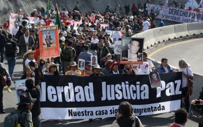 Un grupo marcha con una pancarta que dice «Verdad, Justicia, Paz. Nuestra casa sigue ensangrentada» durante un evento contra la violencia en Cuernavaca, México, el 23 de enero de 2020. En un documento de 10 páginas publicado a fines de enero y leído en las parroquias, los obispos mexicanos instaron a todos los pueblos a convertirse en constructores de paz. (CNS/Alexandre Meneghini, Reuters)