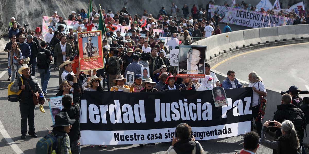Un grupo marcha con una pancarta que dice «Verdad, Justicia, Paz. Nuestra casa sigue ensangrentada» durante un evento contra la violencia en Cuernavaca, México, el 23 de enero de 2020. En un documento de 10 páginas publicado a fines de enero y leído en las parroquias, los obispos mexicanos instaron a todos los pueblos a convertirse en constructores de paz. (CNS/Alexandre Meneghini, Reuters)