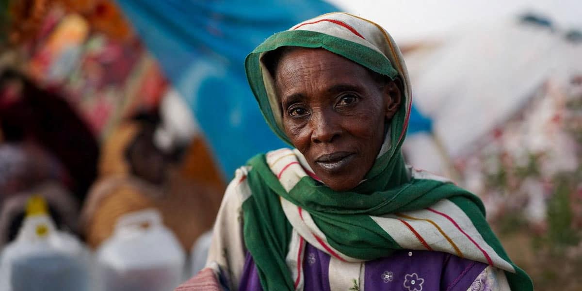 Una mujer sudanesa desplazada se sienta en una tienda improvisada en un campamento de Tawila, Sudán, el 29 de octubre de 2025, tras huir de la ciudad de El Fasher, en Darfur, en esta imagen fija extraída de un vídeo de Reuters. Durante el Ángelus celebrado en la Plaza de San Pedro del Vaticano el 2 de noviembre de 2025, el papa León XIV hizo un llamamiento a un alto el fuego inmediato y a la apertura de corredores humanitarios en Sudán, afirmando que seguía con “gran pesar” las noticias sobre la terrible brutalidad en la ciudad de El Fasher. (OSV News/Mohamed Jamal, Reuters)