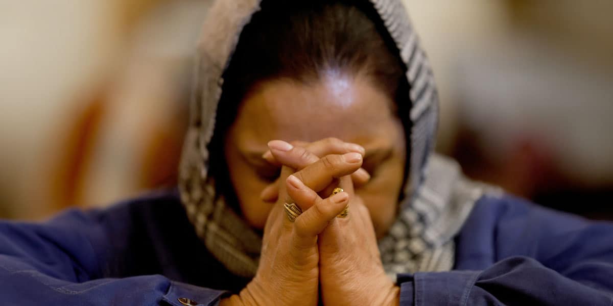 Una mujer reza durante la Misa de Nochebuena en la iglesia católica de la Sagrada Familia, en Srinagar (India), el 24 de diciembre de 2025. (OSV News/Sharafat Ali, Reuters)