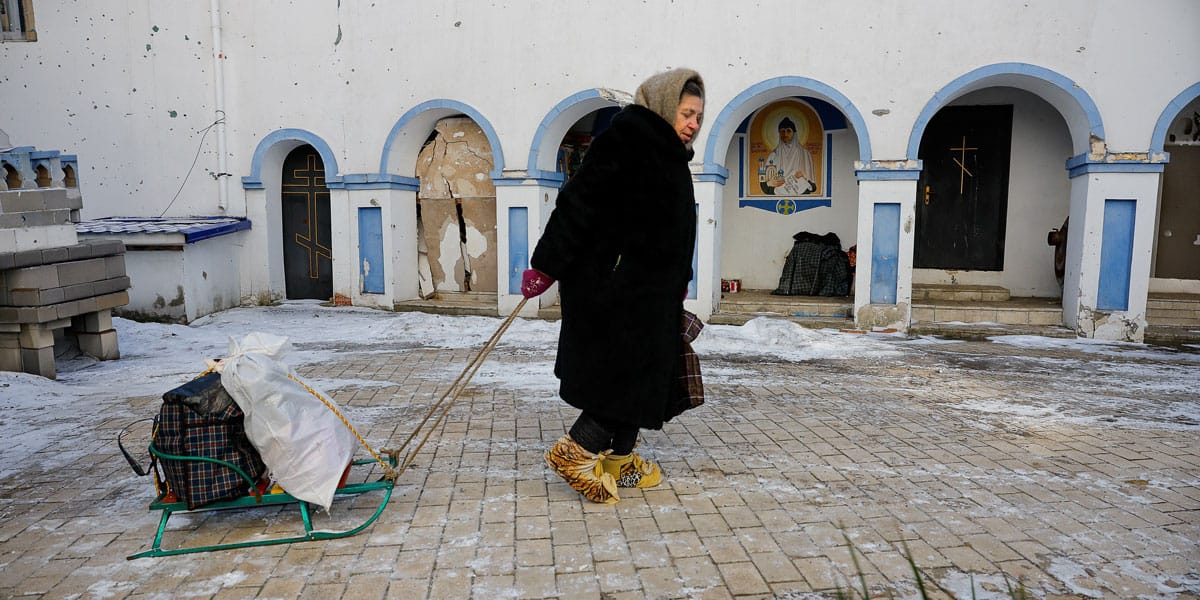 Una anciana jala un trineo con sus pertenencias durante el reparto de ayuda humanitaria por voluntarios frente a una iglesia en Lugansk, Ucrania. (OSV News/Alexander Ermochenko, Reuters)