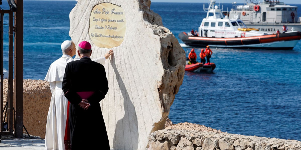 El Papa León XIV bendice una placa en el Molo Favaloro de Lampedusa, Italia, y dedica el muelle al Papa Francisco durante su visita a la isla, la cual es un punto de entrada clave para los migrantes que cruzan el mar Mediterráneo, en el marco de un viaje pastoral realizado el 4 de julio de 2026. (OSV News/Reuters, Remo Casilli)