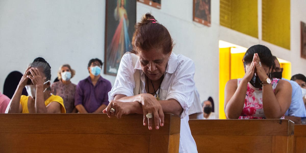 Los fieles rezan durante la Misa en la Catedral Metropolitana de Managua, Nicaragua, el 21 de agosto de 2022. El obispo emérito Juan Abelardo Mata fue detenido por la policía el 29 de junio de 2026, un día después de celebrar una Misa en la ciudad de Estelí, durante la cual pidió oraciones por la Iglesia católica perseguida en el país, según el medio de comunicación independiente nicaragüense Confidencial. (OSV News/Maynor Valenzuela, Reuters)
