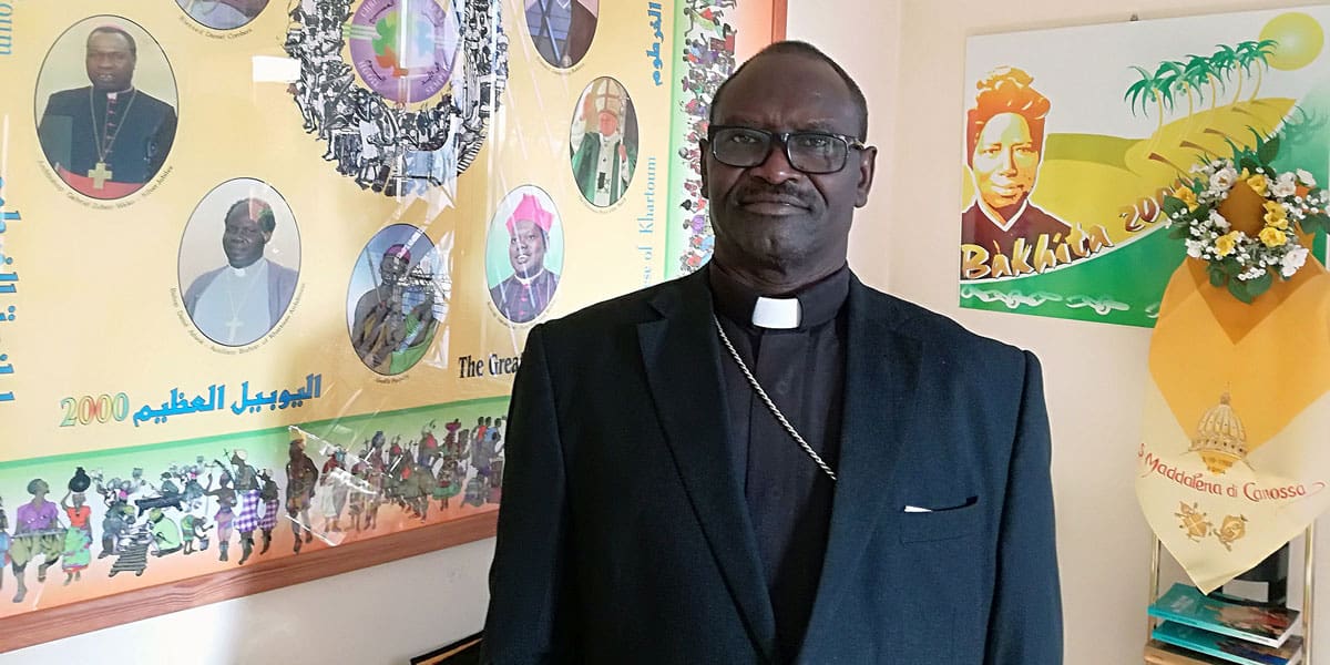 El Obispo Yunan Tombe Trille Kuku Andali, de El-Obeid (Sudán), aparece en una fotografía de 2024. En una decisión descrita como un valiente y generoso testimonio de fidelidad a su pequeño rebaño, el Obispo Tombe permanece en la ciudad sudanesa de El Obeid, a pesar de que varias organizaciones han advertido de que la capital del estado de Kordofán del Norte se ve cada vez más rodeada por las Fuerzas de Apoyo Rápido, de carácter paramilitar, y sus aliados. (OSV News/CPP)