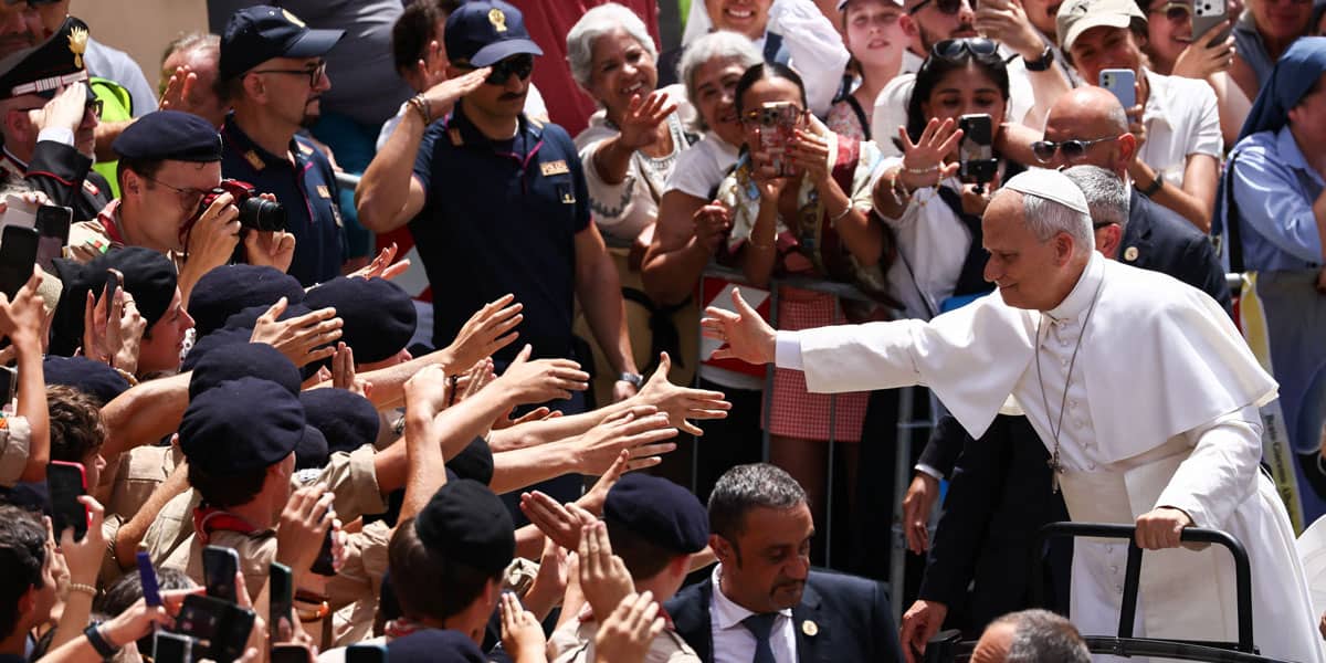 El Papa León XIV saluda a los fieles tras el rezo del Ángelus en la Piazza della Liberta en Castel Gandolfo, cerca de Roma, Italia, el 19 de julio de 2026. (OSV News/Matteo Minnella, Reuters)