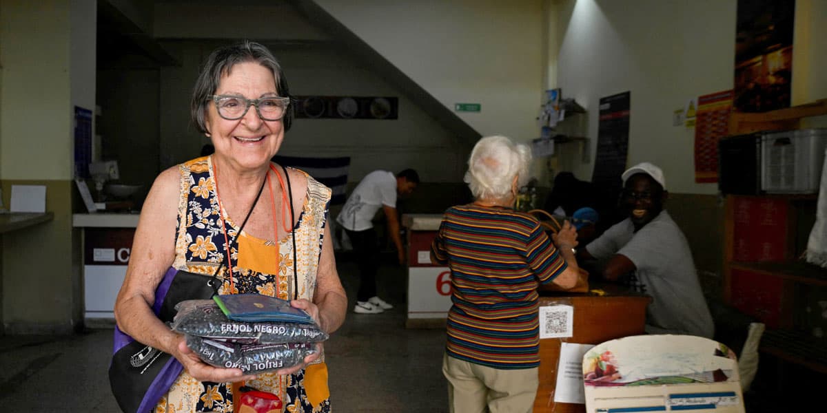 Lourdes Martínez, de 78 años, sonríe tras recibir frijoles en una tienda estatal subsidiada en La Habana el 6 de marzo de 2026, donados por México. Catholic Relief Services, la agencia humanitaria y de desarrollo de los obispos católicos de Estados Unidos, ha recibido 60 millones de dólares del Departamento de Estado de Estados Unidos para ampliar la asistencia humanitaria a las familias vulnerables de toda Cuba. (OSV News/Norlys Pérez, Reuters)