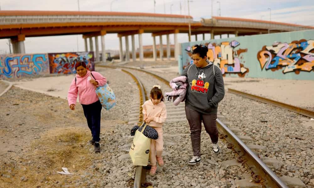 Una familia migrante venezolana deportada de Estados Unidos camina cerca de la frontera en Ciudad Juárez, México, el 22 de enero de 2026. Estrella del Paso, un ministerio católico de la Diócesis de El Paso, Texas, que atiende a decenas de miles de personas, ha agotado sus reservas financieras tras siete meses sin recibir el pago del gobierno federal por su programa de asistencia a menores inmigrantes no acompañados. (OSV News/Jose Luis Gonzalez, Reuters).