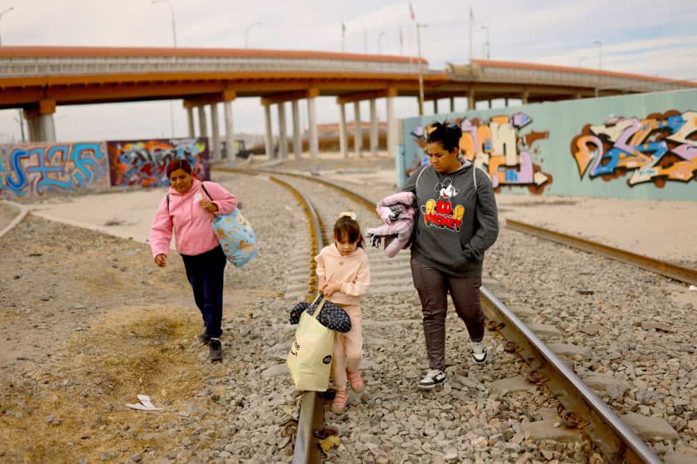 Una familia migrante venezolana deportada de Estados Unidos camina cerca de la frontera en Ciudad Juárez, México, el 22 de enero de 2026. Estrella del Paso, un ministerio católico de la Diócesis de El Paso, Texas, que atiende a decenas de miles de personas, ha agotado sus reservas financieras tras siete meses sin recibir el pago del gobierno federal por su programa de asistencia a menores inmigrantes no acompañados. (OSV News/Jose Luis Gonzalez, Reuters).