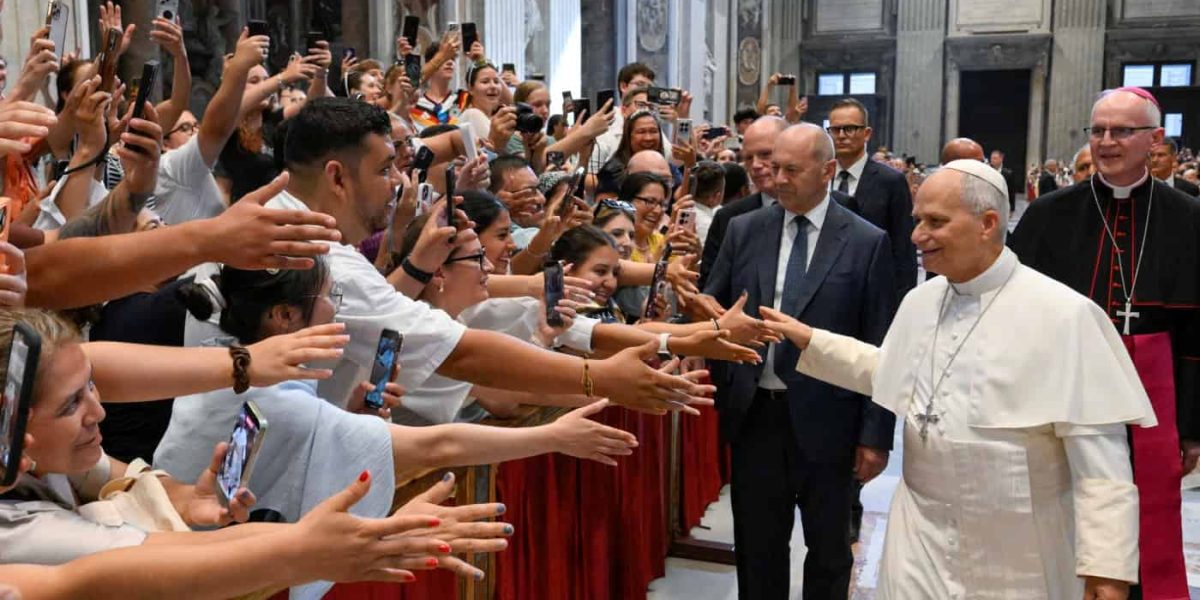 Mientras el calor del verano continúa, el papa León XIV saluda a los peregrinos antes de su audiencia general semanal en el interior de la basílica de San Pedro, en el Vaticano, el 5 de agosto de 2026. (CNS/Vatican Media)