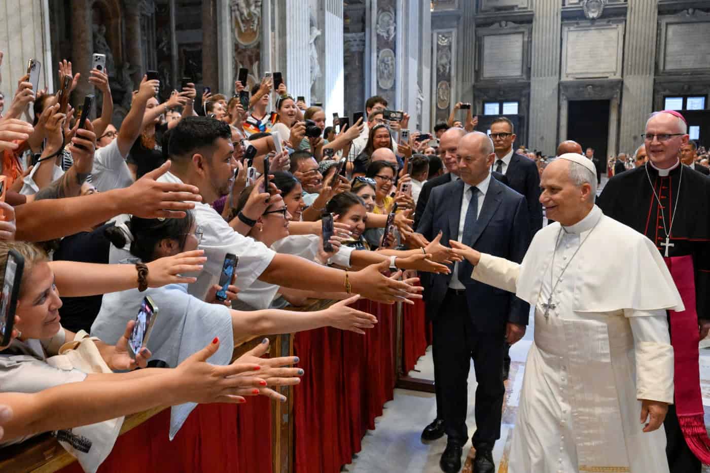 Mientras el calor del verano continúa, el papa León XIV saluda a los peregrinos antes de su audiencia general semanal en el interior de la basílica de San Pedro, en el Vaticano, el 5 de agosto de 2026. (CNS/Vatican Media)