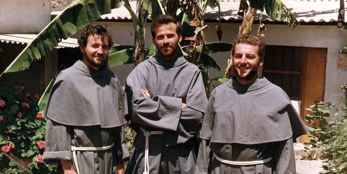 Los padres franciscanos conventuales Jaroslaw Wysoczanski, Michal Tomaszek y Zbigniew Strzalkowski aparecen en esta fotografía tomada en Perú, sin registro de fecha, que sirvió como imagen oficial para la beatificación de los padres Tomaszek y Strzalkowski en 2015. Fueron asesinados por guerrilleros de Sendero Luminoso en 1991 tras decidir permanecer junto a las personas a las que servían. Los tres misioneros polacos formaban parte de la misión franciscana en Perú. (OSV News/cortesía del padre Jaroslaw Wysoczanski)