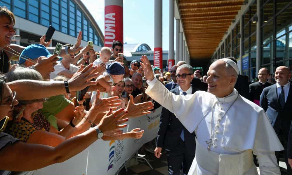 El Papa León XIV saluda a los asistentes al Encuentro por la Amistad entre los Pueblos, organizado por el movimiento laico católico “Comunión y Liberación”, en Rímini, Italia, el 22 de agosto de 2026. (CNS/Vatican Media)