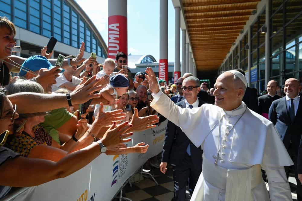 El Papa León XIV saluda a los asistentes al Encuentro por la Amistad entre los Pueblos, organizado por el movimiento laico católico “Comunión y Liberación”, en Rímini, Italia, el 22 de agosto de 2026. (CNS/Vatican Media)