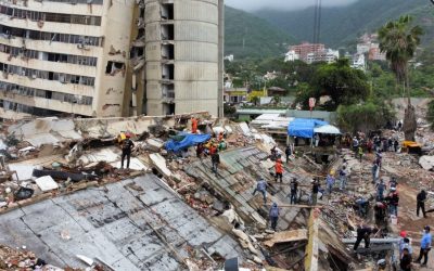Una imagen tomada desde un dron muestra a los equipos de rescate y a los voluntarios en Los Cocos, La Guaira, Venezuela, el 11 de julio de 2026, buscando entre los escombros tras los sismos del 24 de junio. Dos sismos catastróficos azotaron a Venezuela en rápida sucesión el 24 de junio, dejando más de 6.000 muertos. (OSV News/Leonardo Fernández Viloria, pool vía Reuters)
