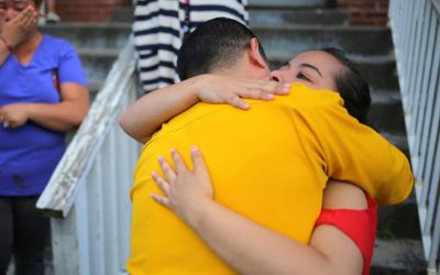 Una fotografía de archivo muestra a una adolescente salvadoreña siendo abrazada por una amiga de la familia antes de abandonar el centro de refugiados Vive La Casa junto a su familia en Buffalo, Nueva York, para presentar una solicitud ante las autoridades aduaneras en la frontera entre Estados Unidos y Canadá con el fin de permanecer en territorio estadounidense. Cientos de líderes religiosos y organizaciones instaron a la administración Trump a prorrogar el Estatus de Protección Temporal (TPS) para El Salvador antes de que expire en septiembre de 2026. (OSV News/Chris Helgren, Reuters)
