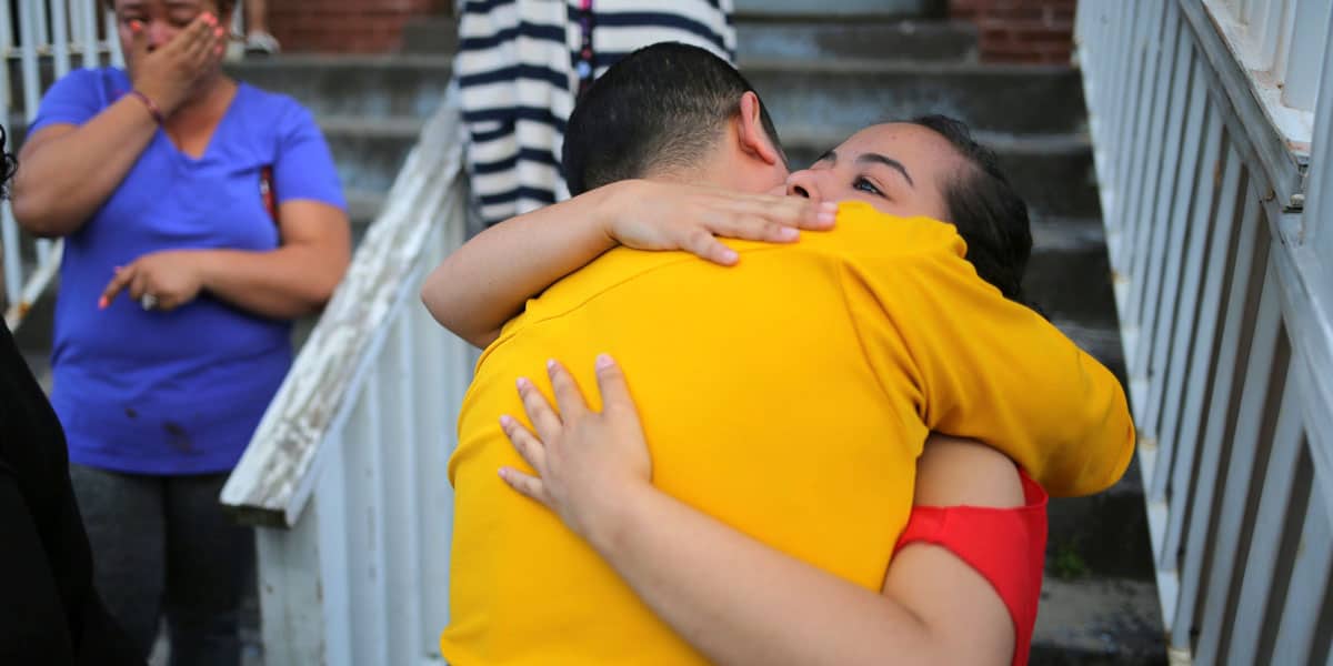Una fotografía de archivo muestra a una adolescente salvadoreña siendo abrazada por una amiga de la familia antes de abandonar el centro de refugiados Vive La Casa junto a su familia en Buffalo, Nueva York, para presentar una solicitud ante las autoridades aduaneras en la frontera entre Estados Unidos y Canadá con el fin de permanecer en territorio estadounidense. Cientos de líderes religiosos y organizaciones instaron a la administración Trump a prorrogar el Estatus de Protección Temporal (TPS) para El Salvador antes de que expire en septiembre de 2026. (OSV News/Chris Helgren, Reuters)