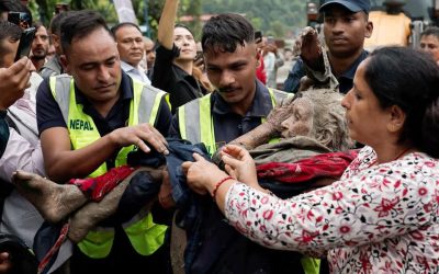 Agentes de policía trasladan a una persona mayor superviviente a un lugar seguro en Trishuli, en el distrito nepalí de Nuwakot, el 27 de agosto de 2026, tras unas inundaciones devastadoras. Unas inundaciones repentinas de gran magnitud en una zona fronteriza entre Nepal y China causaron la muerte de al menos 580 personas y dejaron a cientos de turistas, trabajadores y otras personas desaparecidas, tras arrasar comunidades y paralizar el tránsito en algunas áreas el 26 de agosto. Expertos señalaron que el desastre fue provocado por el colapso de un glaciar en la región del Himalaya. (OSV News/Navesh Chitrakar, Reuters)