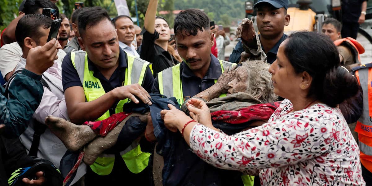 Agentes de policía trasladan a una persona mayor superviviente a un lugar seguro en Trishuli, en el distrito nepalí de Nuwakot, el 27 de agosto de 2026, tras unas inundaciones devastadoras. Unas inundaciones repentinas de gran magnitud en una zona fronteriza entre Nepal y China causaron la muerte de al menos 580 personas y dejaron a cientos de turistas, trabajadores y otras personas desaparecidas, tras arrasar comunidades y paralizar el tránsito en algunas áreas el 26 de agosto. Expertos señalaron que el desastre fue provocado por el colapso de un glaciar en la región del Himalaya. (OSV News/Navesh Chitrakar, Reuters)