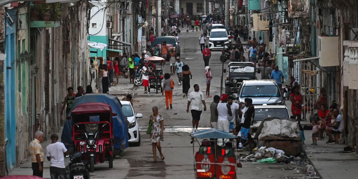 La Habana, Cuba, durante un apagón el 16 de marzo de 2026. Cuba sufrió un corte generalizado de electricidad ese día, según la empresa eléctrica nacional, en medio de una grave crisis en la isla. Crédito: Yamil Lage / AFP vía Getty Images.