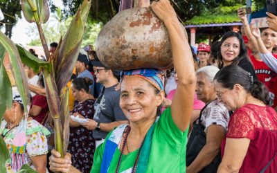 Una integrante de un grupo de danza folclórica participa en el Festival Anual del Maíz, celebrado en la parroquia del Dulce Nombre de María, en Chalatenango, El Salvador. (Octavio Durán/El Salvador)