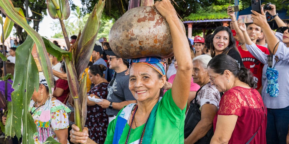 Una integrante de un grupo de danza folclórica participa en el Festival Anual del Maíz, celebrado en la parroquia del Dulce Nombre de María, en Chalatenango, El Salvador. (Octavio Durán/El Salvador)