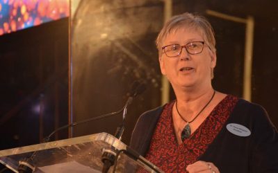 La Hermana Maryknoll Teresa Hougnon es presidenta del equipo de liderazgo de la Congregación de las Hermanas Dominicas Maryknoll. Imagen destacada: La Hermana Maryknoll Teresa Hougnon, presidenta del Equipo de Dirección de la Congregación de las Hermanas Dominicas Maryknol, suele impartir charlas sobre la misión y el servicio. (Cortesía de las Hermanas Maryknoll/EE. UU.)