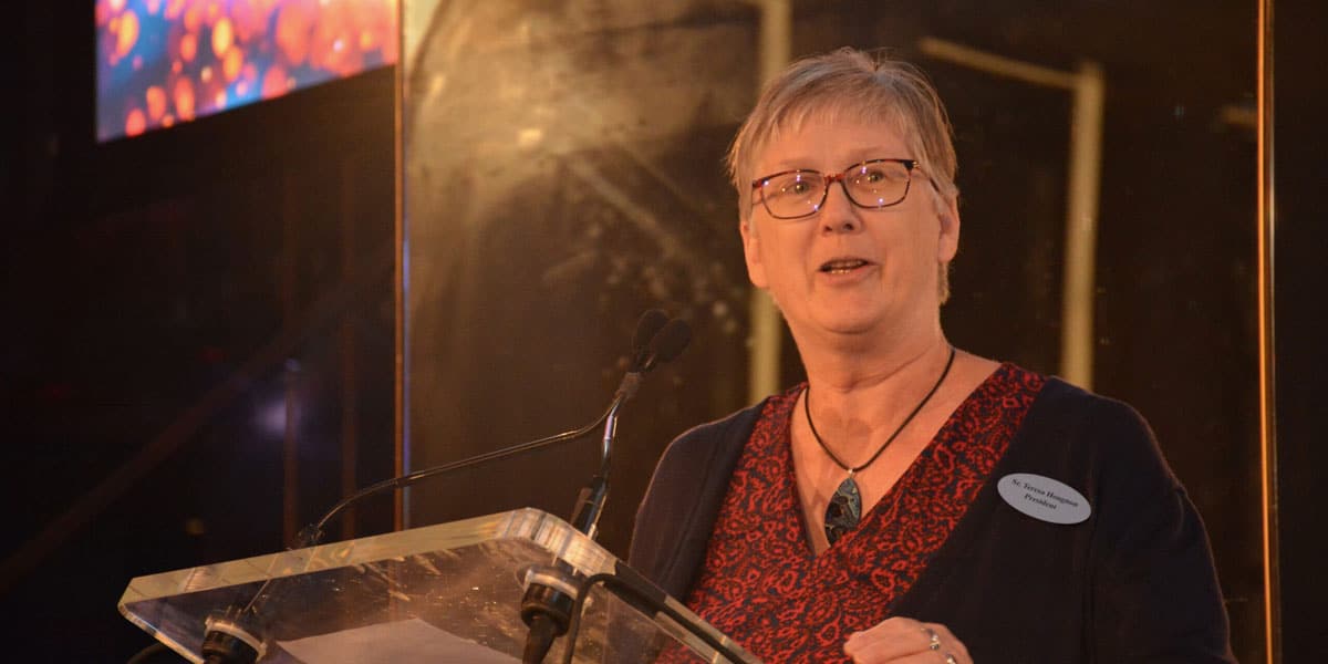 La Hermana Maryknoll Teresa Hougnon es presidenta del equipo de liderazgo de la Congregación de las Hermanas Dominicas Maryknoll. Imagen destacada: La Hermana Maryknoll Teresa Hougnon, presidenta del Equipo de Dirección de la Congregación de las Hermanas Dominicas Maryknol, suele impartir charlas sobre la misión y el servicio. (Cortesía de las Hermanas Maryknoll/EE. UU.)
