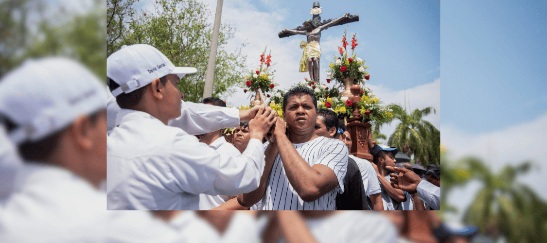 Unos hombres llevan una estatua de Cristo mientras participan en una procesión del Viernes Santo el 29 de marzo de 2024, en los patios de la Catedral Metropolitana de Managua, Nicaragua. (OSV News/Maynor Valenzuela, Reuters)