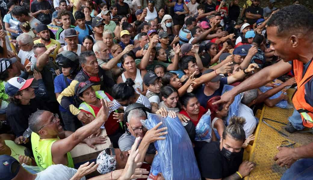 Personas reciben ayuda humanitaria en Tanaguarena, Venezuela, el 14 de julio del 2026, tras los terremotos del 24 de junio. Esta demanda de asistencia surge mientras las Naciones Unidas lanzan un llamamiento para recaudar cerca de 300 millones de dólares destinados a ayudar a 1,3 millones de personas que requieren auxilio urgente en este país sudamericano, donde hasta hace poco las organizaciones no gubernamentales eran objeto de represión gubernamental. (OSV News/Gaby Oraa, Reuters)