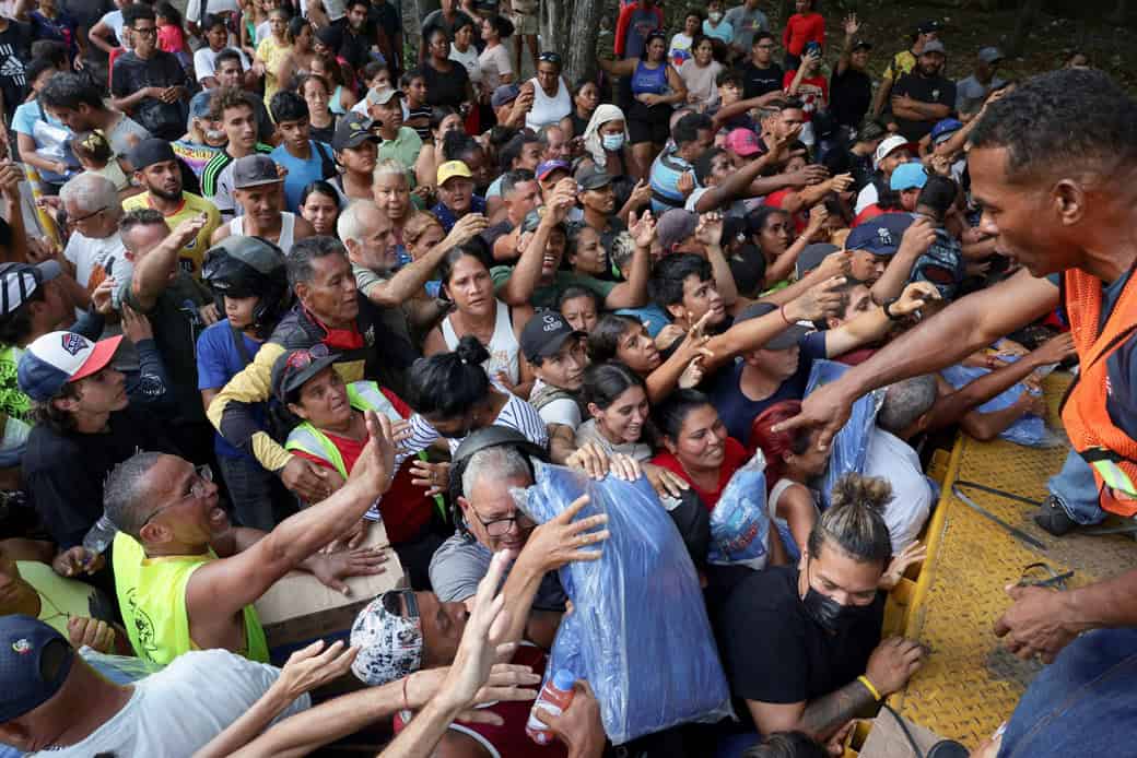 Personas reciben ayuda humanitaria en Tanaguarena, Venezuela, el 14 de julio del 2026, tras los terremotos del 24 de junio. Esta demanda de asistencia surge mientras las Naciones Unidas lanzan un llamamiento para recaudar cerca de 300 millones de dólares destinados a ayudar a 1,3 millones de personas que requieren auxilio urgente en este país sudamericano, donde hasta hace poco las organizaciones no gubernamentales eran objeto de represión gubernamental. (OSV News/Gaby Oraa, Reuters)