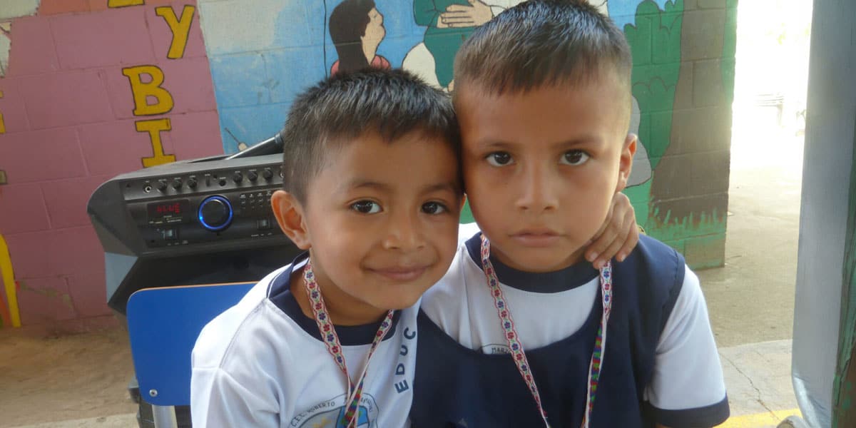 Los alumnos de jardín de infancia participan en un retiro de Pascua en El Cedro. Las actividades incluyeron la oración y el silencio. (Cortesía de Rick Dixon/El Salvador)
