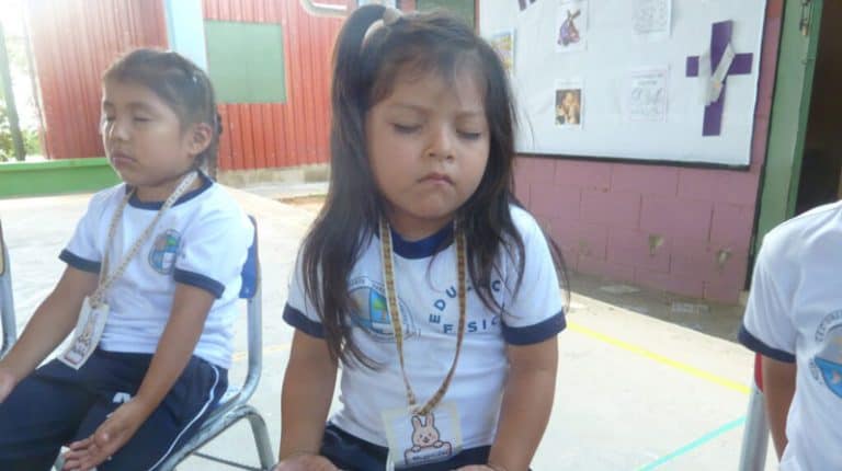 Los alumnos de jardín de infancia participan en un retiro de Pascua en El Cedro. Las actividades incluyeron la oración y el silencio. (Cortesía de Rick Dixon/El Salvador)