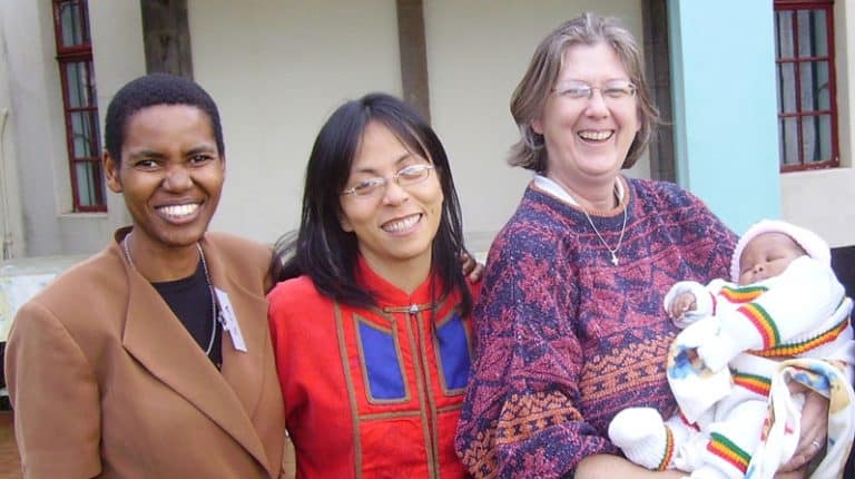De izquierda a derecha: Las Hermanas Maryknoll Sia Temu, Giang Nguyen y Teresa Hougnon, miembros del Equipo por la Paz de la congregación en Kenia, dirigieron círculos de conversación para ayudar a personas de las 46 etnias del país a superar los patrones recurrentes de violencia electoral. (Cortesía de las Hermanas Maryknoll/Kenia)