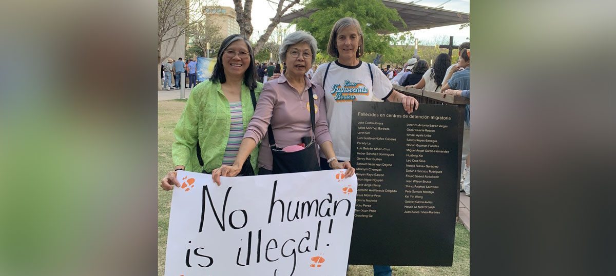 La Hermana Maryknoll Esperanza Principio y las misioneras laicas Maryknoll María Corazón Ángeles y Heidi Cerneka (de izquierda a derecha) participan en una marcha en El Paso, Texas —donde prestan servicio misionero— para exigir el fin de las deportaciones masivas y honrar la memoria de las personas que murieron a manos de agentes del ICE o fallecieron bajo custodia. (Cortesía de Esperanza Principio/EE. UU.)