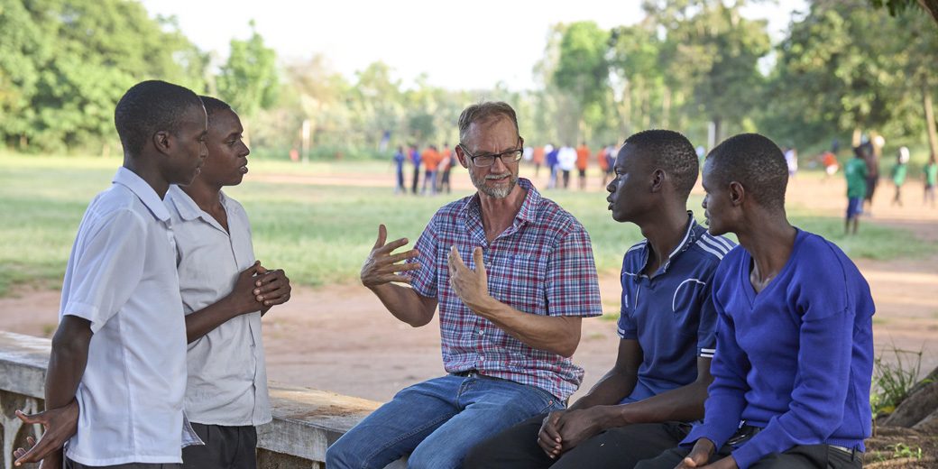 Steve Veryser interactúa con estudiantes sordos en la Escuela Técnica para Varones Bwiru en Mwanza, Tanzania, donde enseña matemáticas. También dirige a misioneros laicos en diversos países africanos y apoya los deportes escolares, entrenando en baloncesto y ayudando a mejorar las canchas. (Paul Jeffrey/Tanzania)